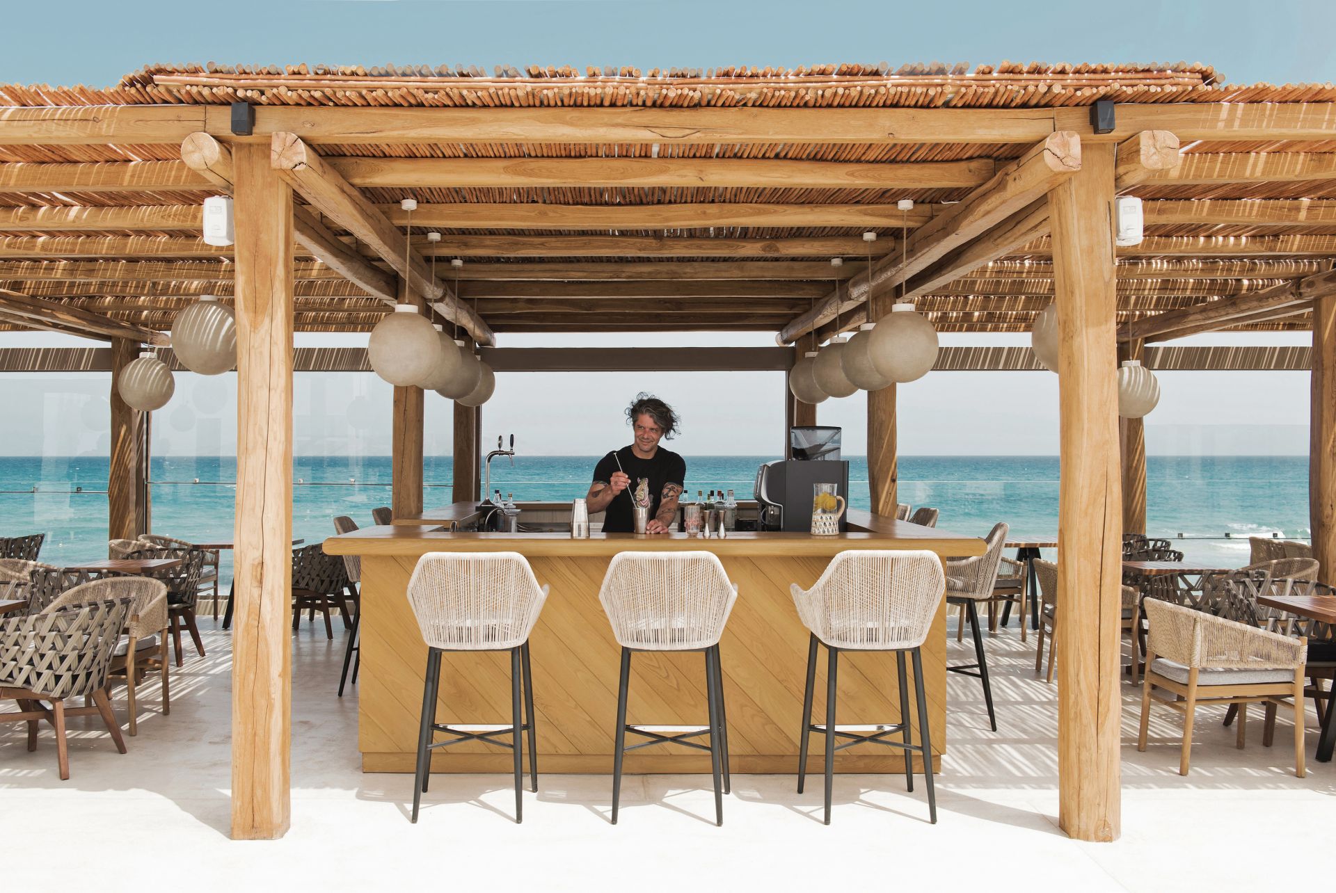 ALL- DAY OUTDOOR THEATER BAR