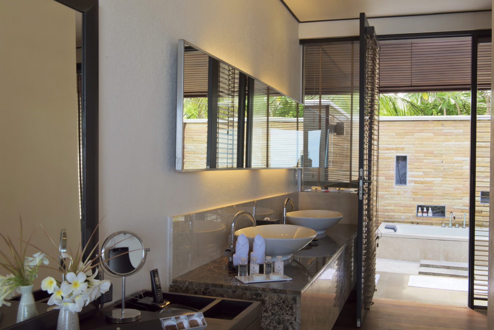 LAGOON VILLA