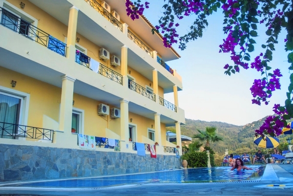 Corfu, Hotel Alonakia, piscina exterioara.jpg