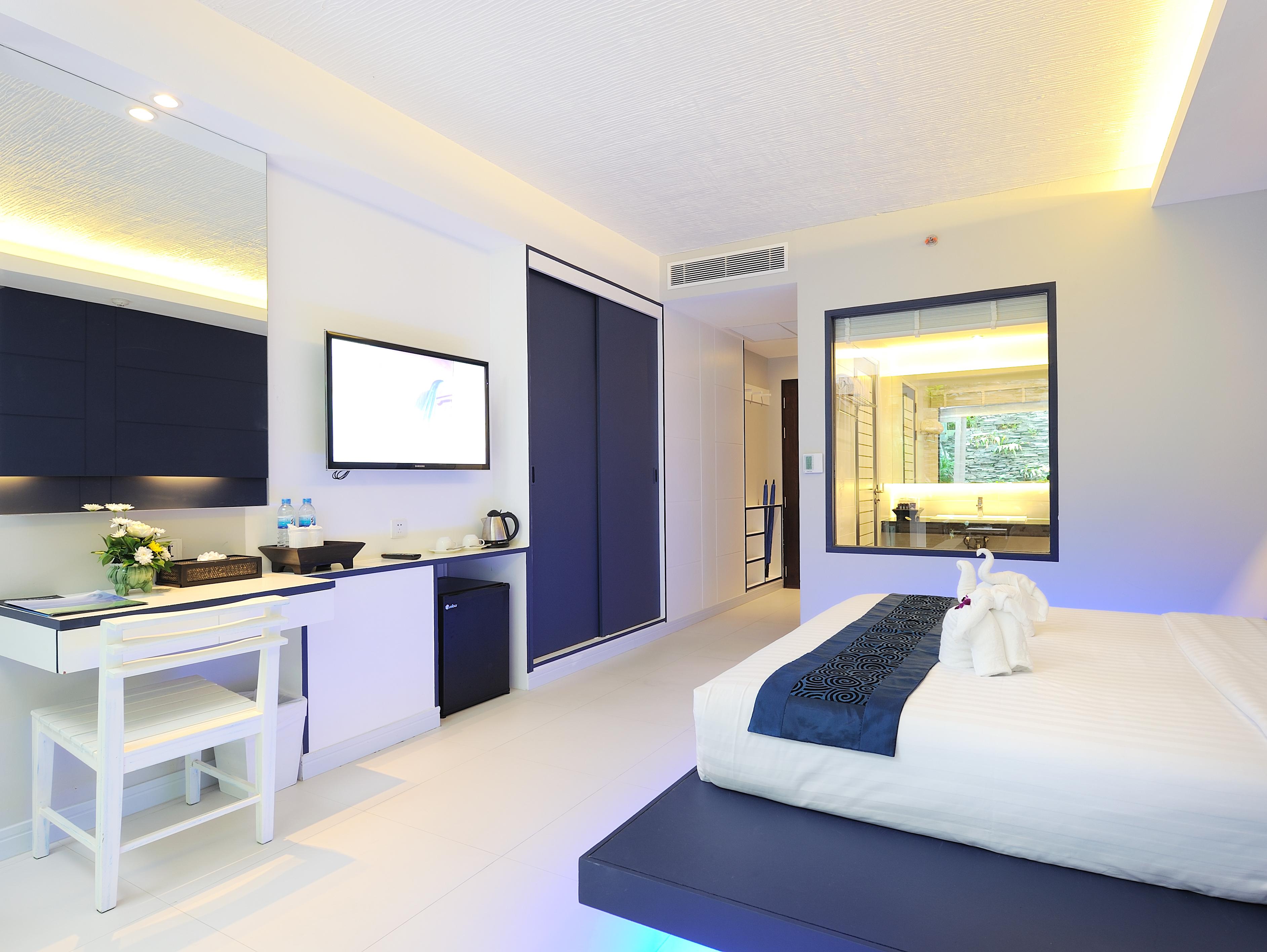 DELUXE POOL ACCESS ROOM