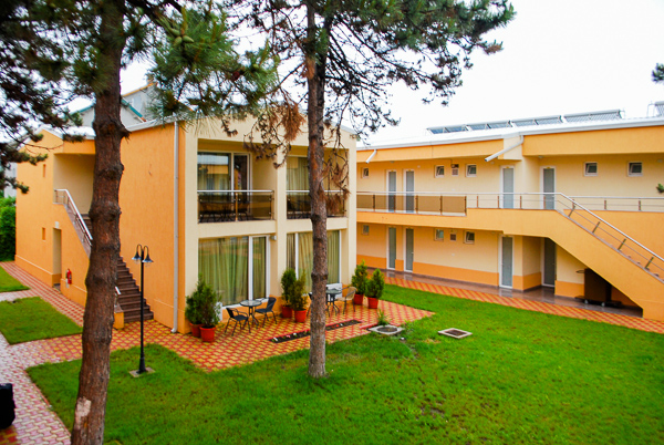 Eforie Nord, Hotel Club Dunarea, gradina.jpg