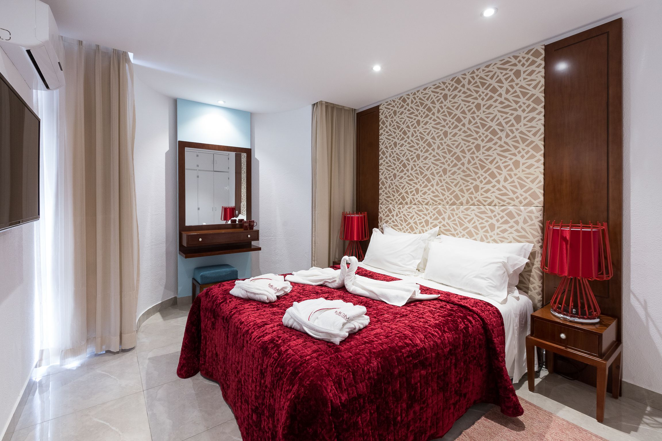 DELUXE TWO BEDROOM APARTMENT SEA OR POOL VIEW