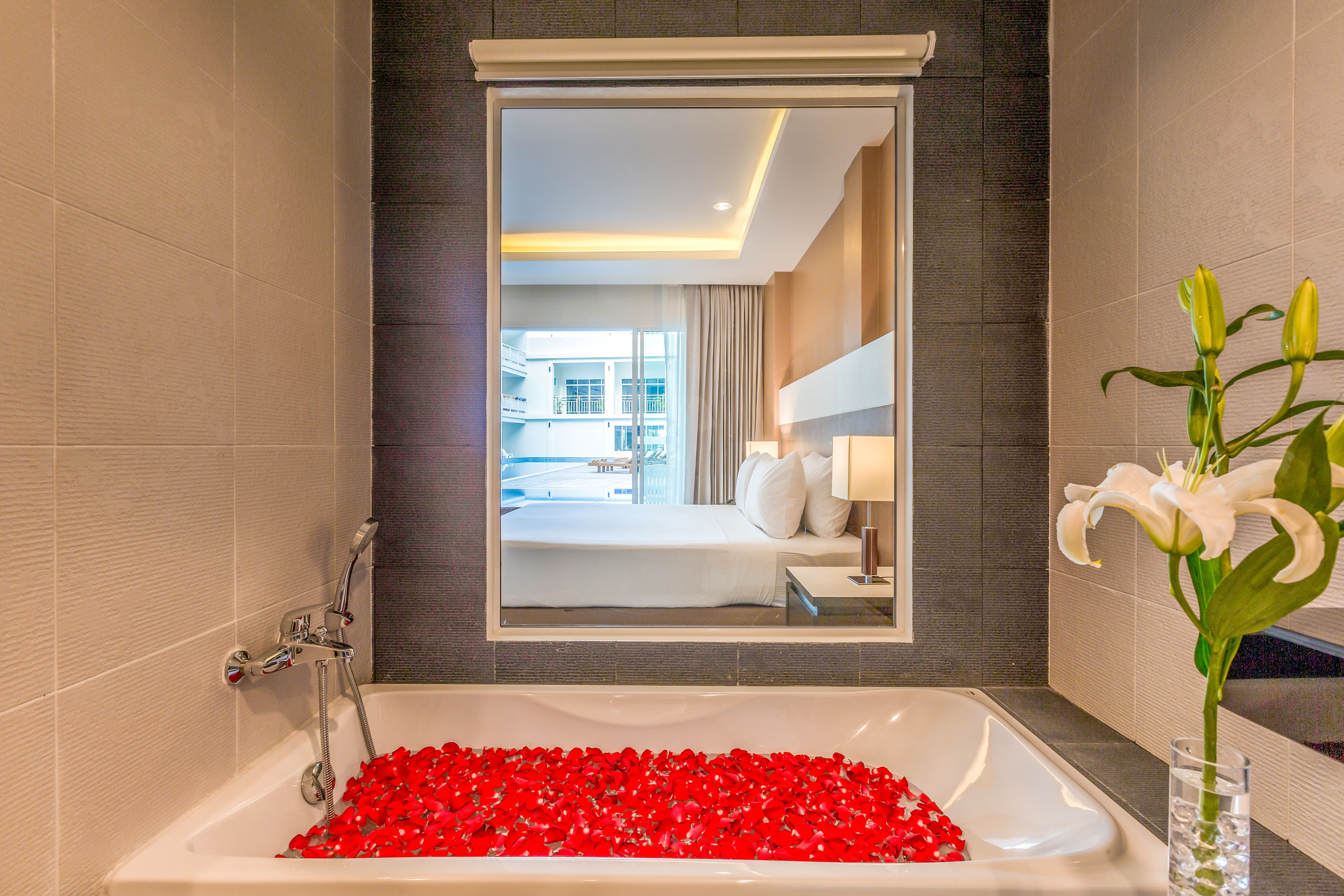 DELUXE POOL ACCESS ROOM