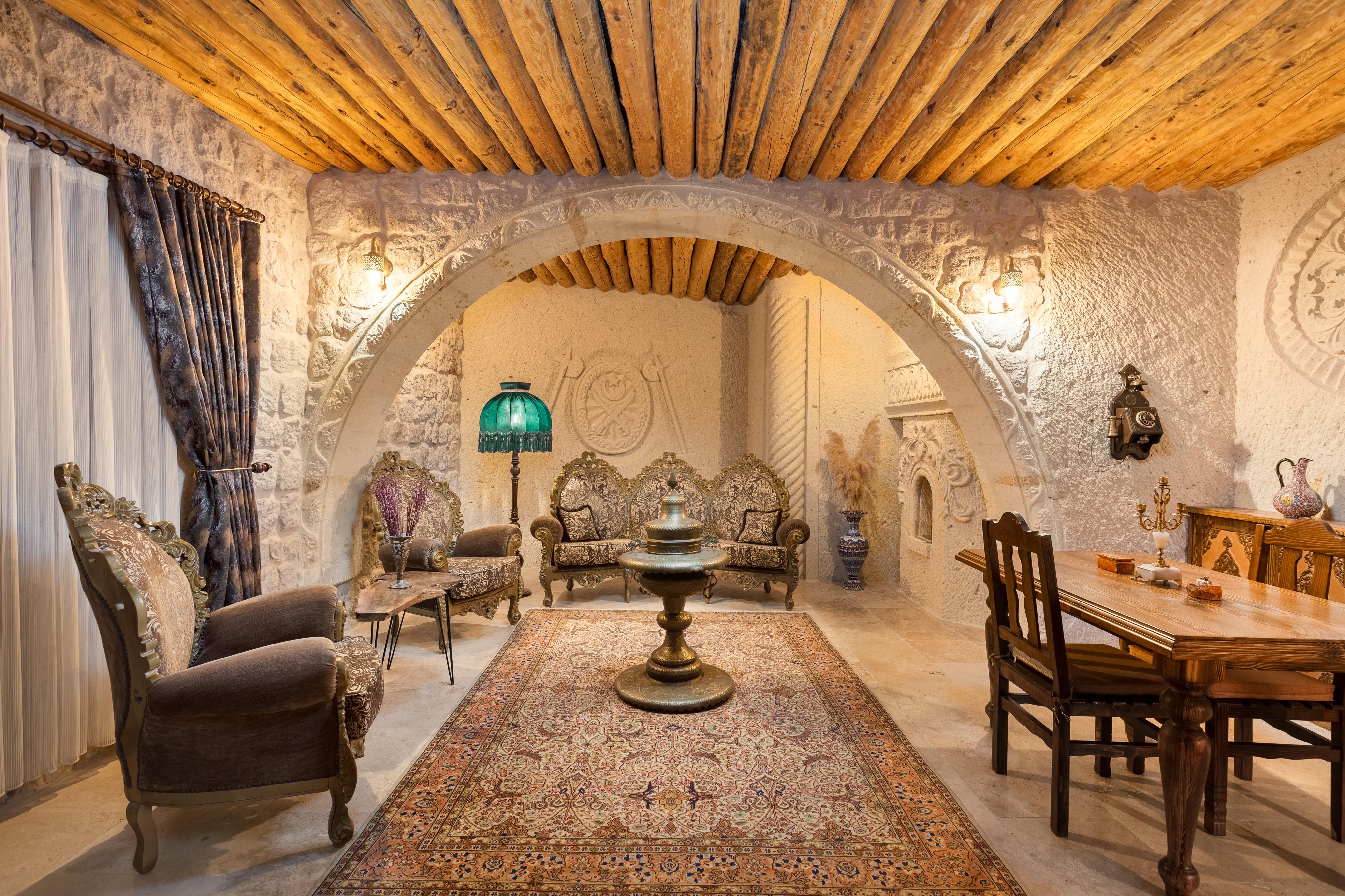 DELUXE KING SUITE