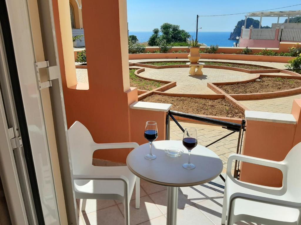Classic double room with partial sea view and balcony