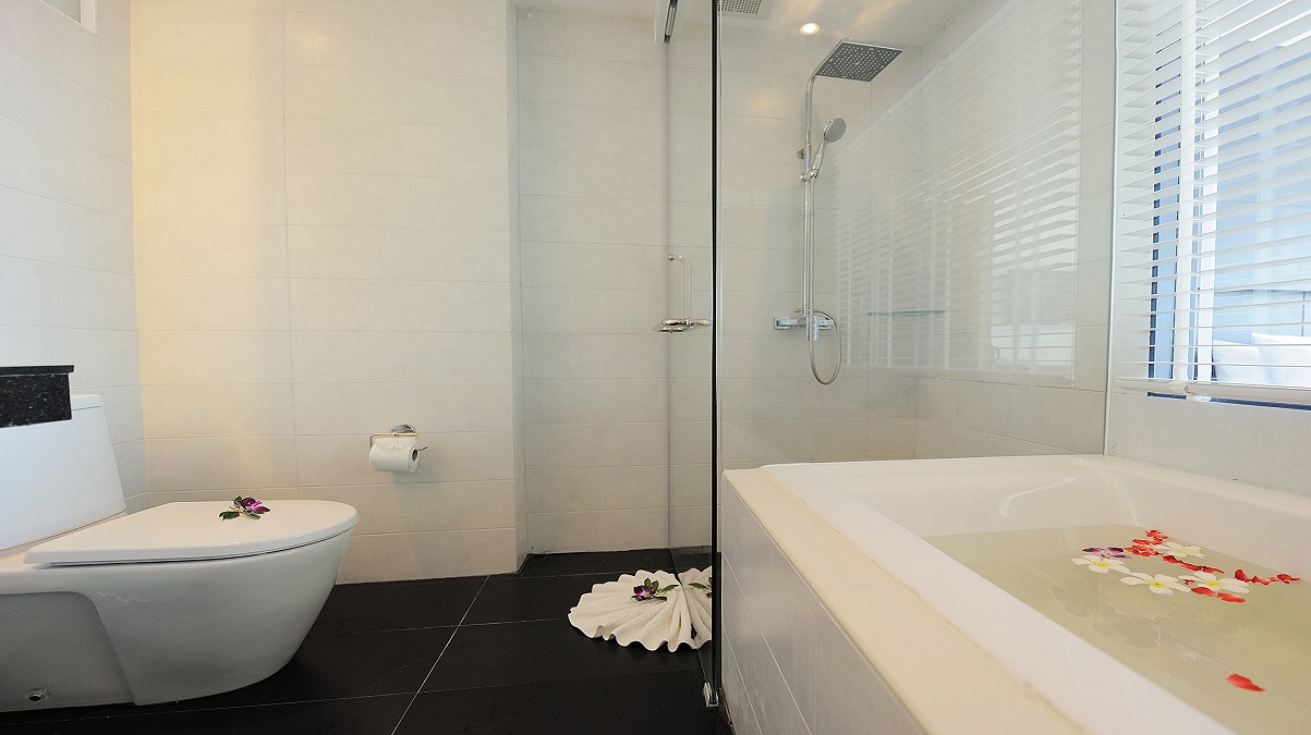 DELUXE POOLSIDE ROOM