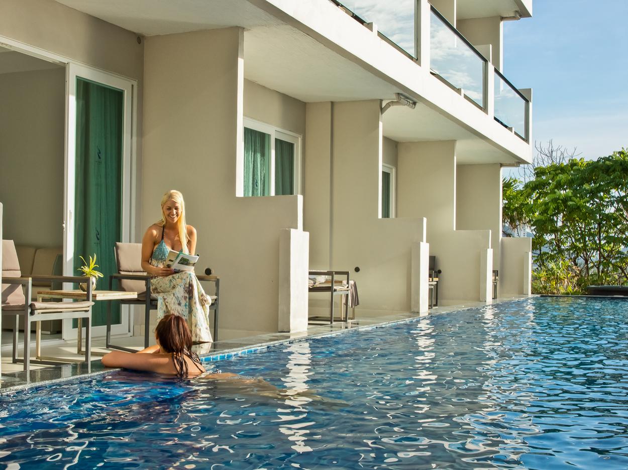 DELUXE POOL ACCESS ROOM