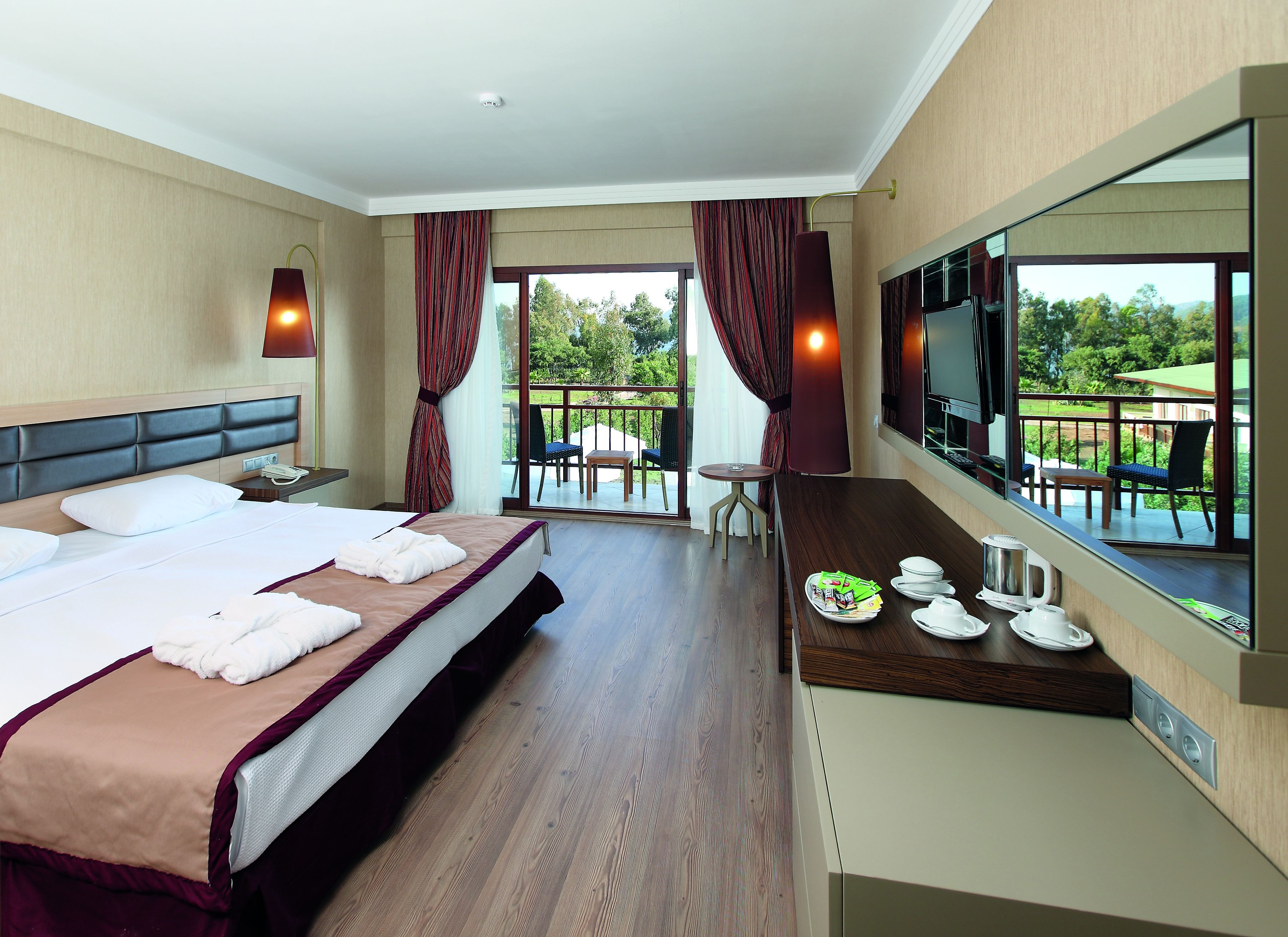 DELUXE ROOM
