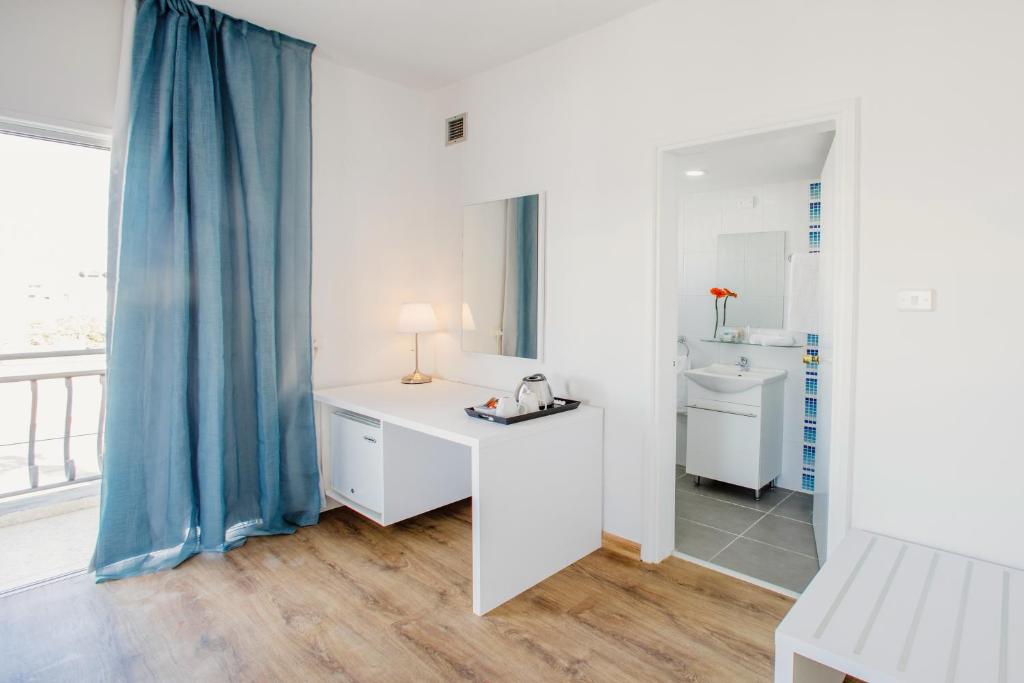 Standard Suite (CityView, Balcony)