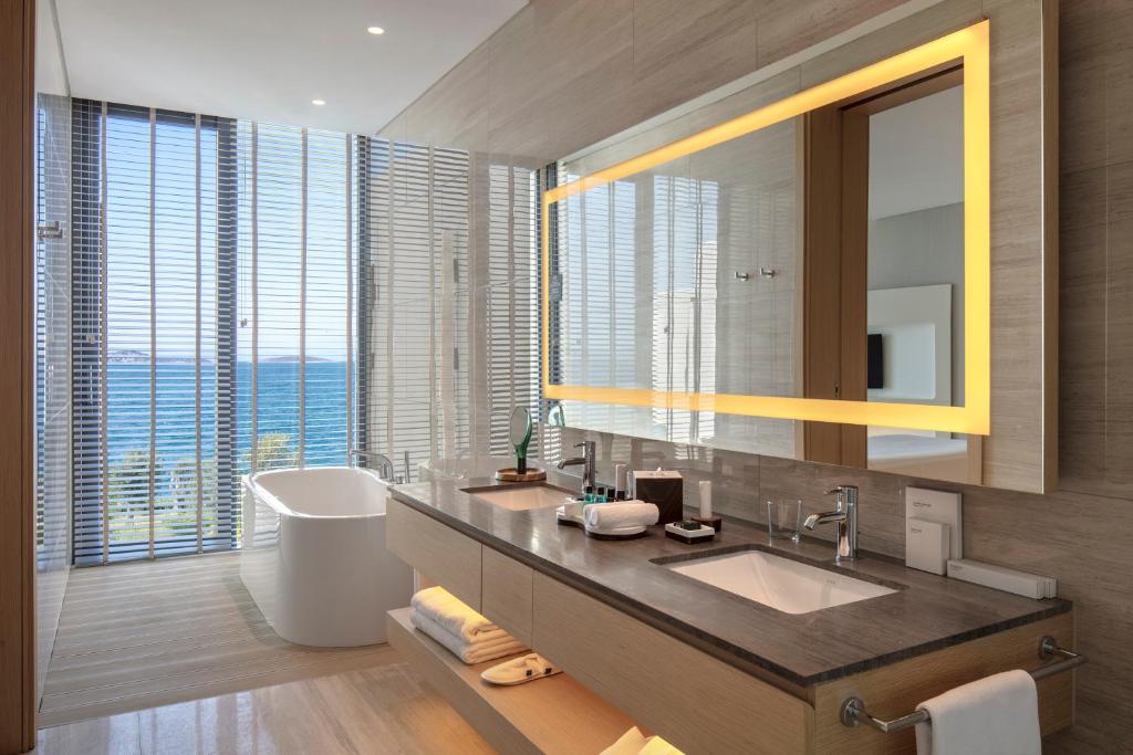 King Deluxe Room with Partial Sea View 