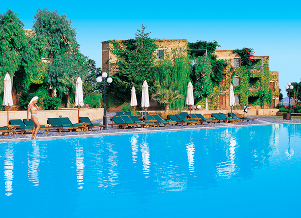 Creta, Hotel Aquis Bella Beach, piscina exterioara, sezlonguri.jpg