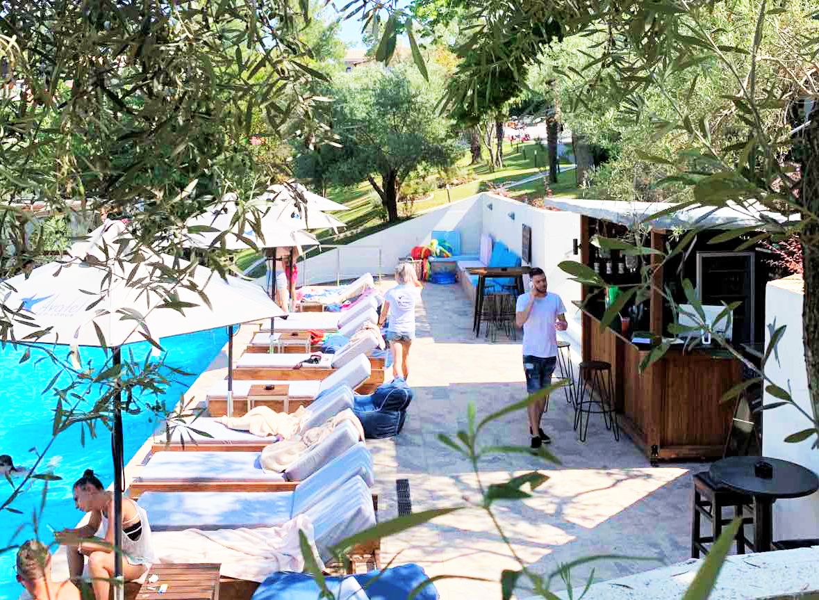 Pool Bar