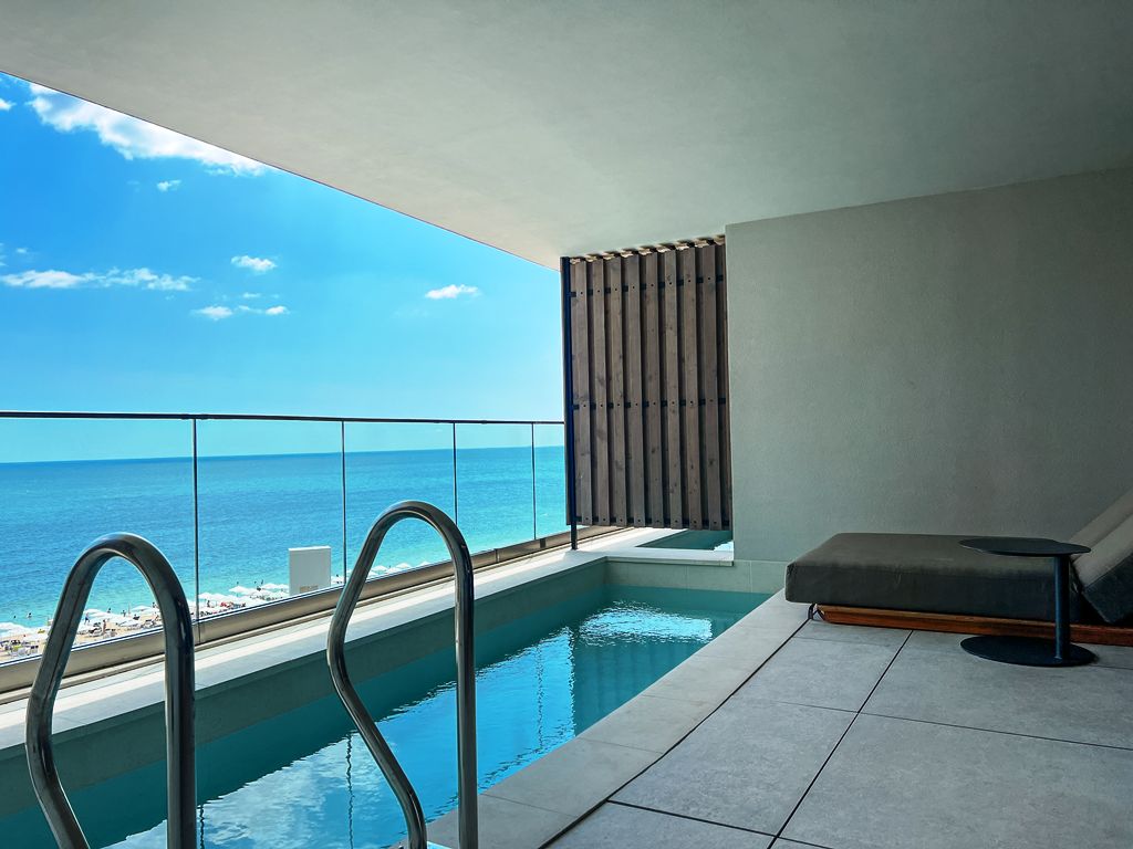 DELUXE SWIMUP DOUBLE ROOM +16 