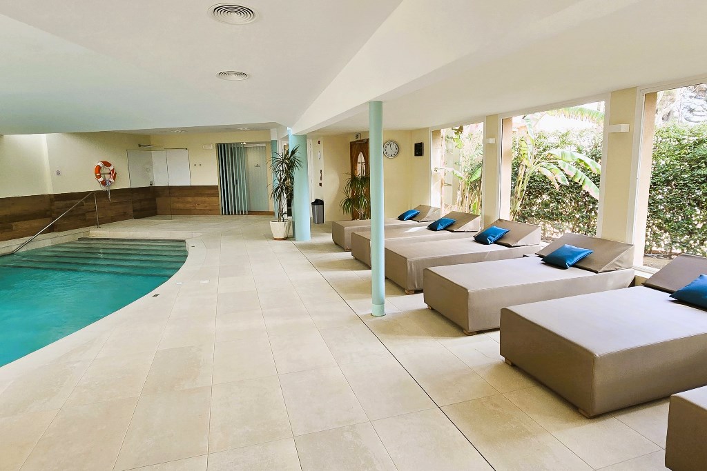 Piscina exterioara/interioara