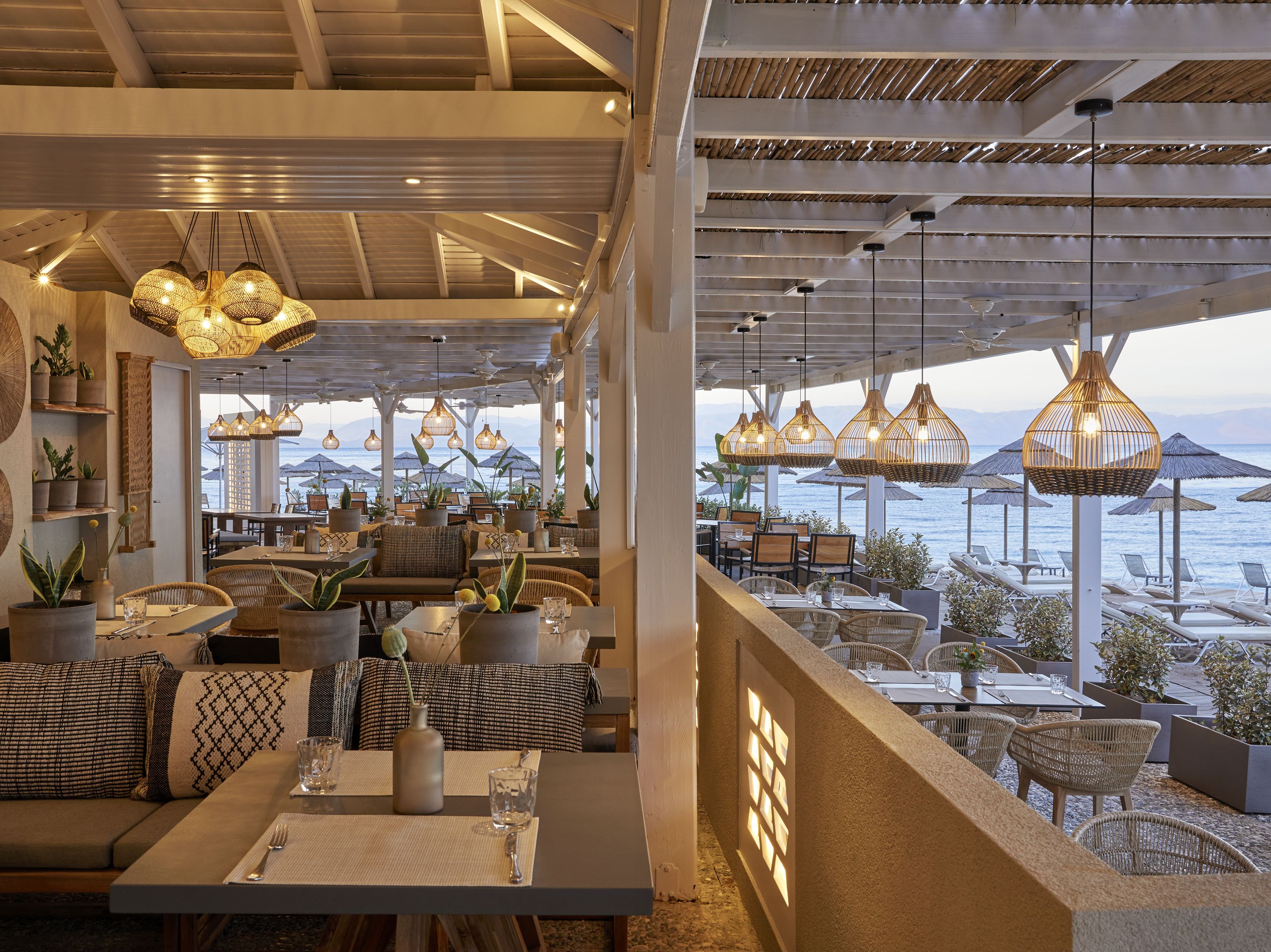 Deck Bar & Grill