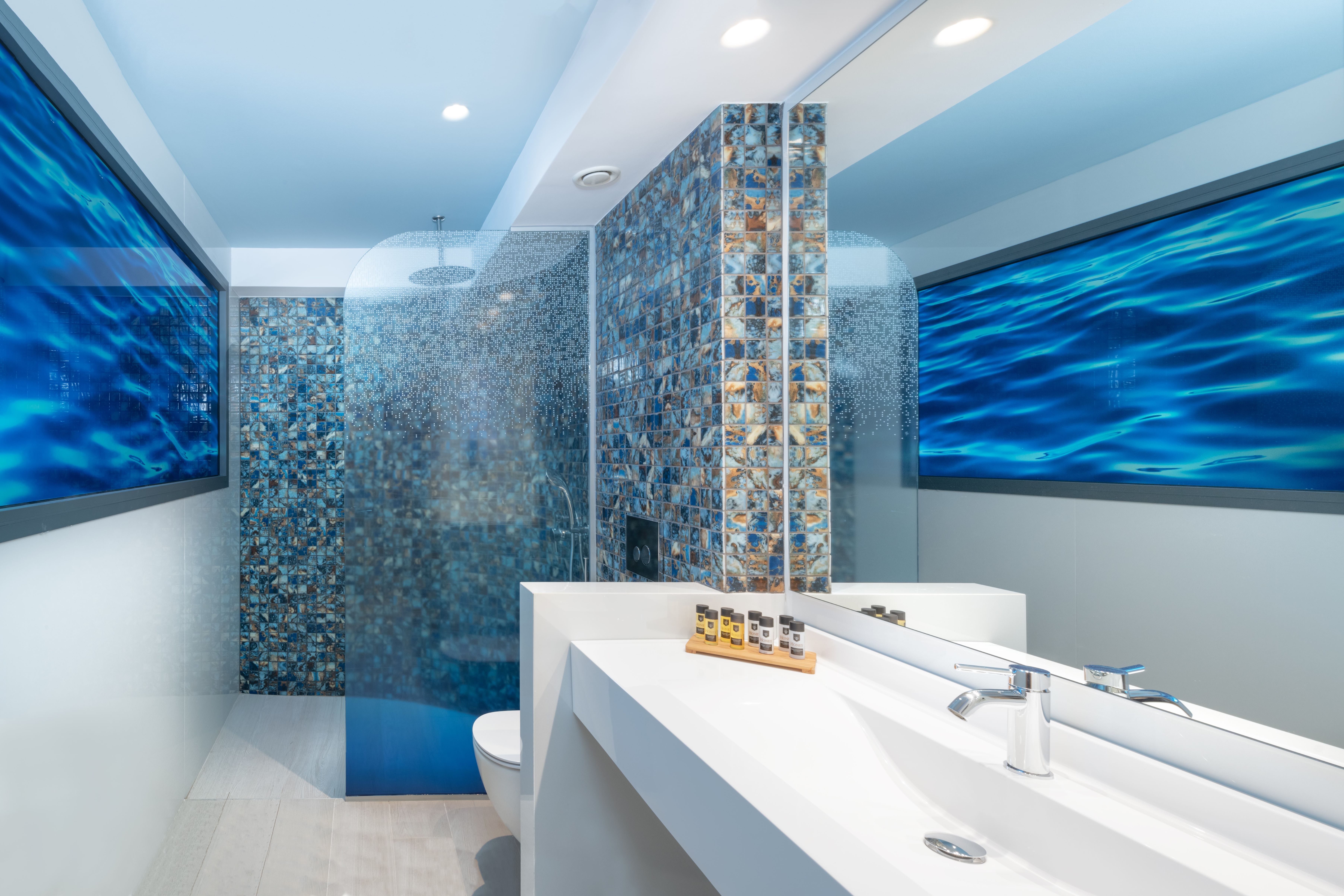 2 Bedroom Family Pool or Sea View 