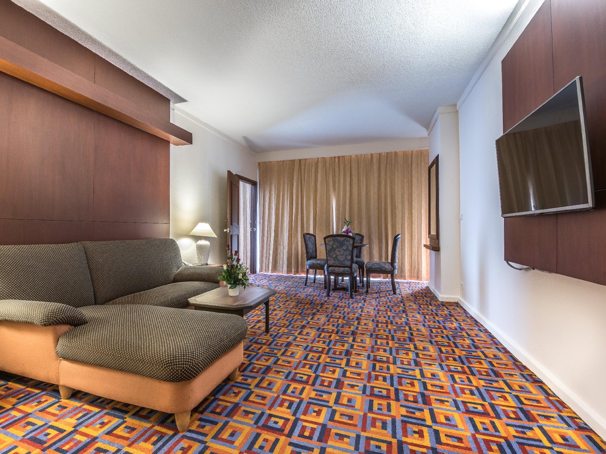 SUNSET SUITE