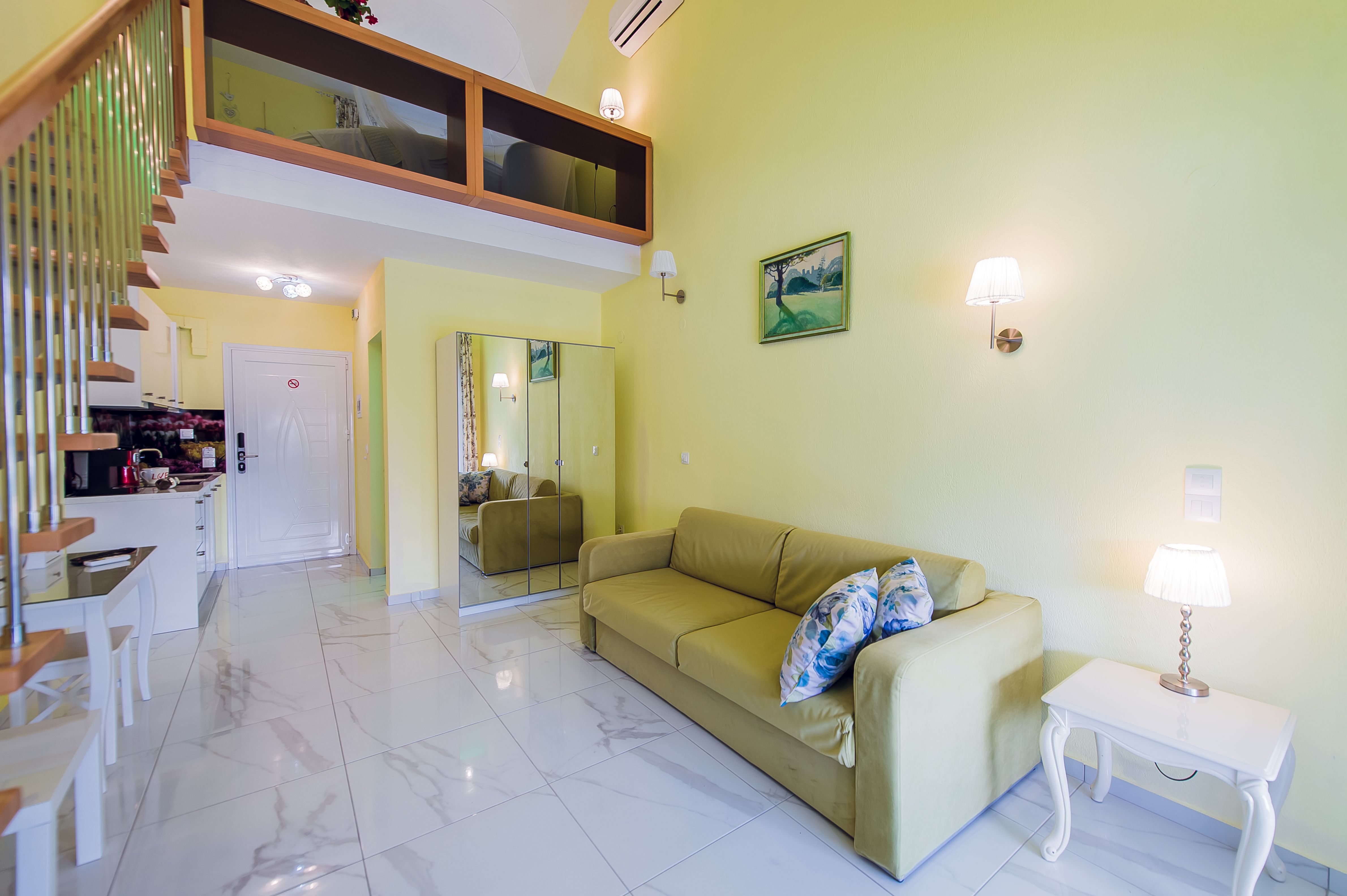 LUXURY SUITE SPLIT LEVEL