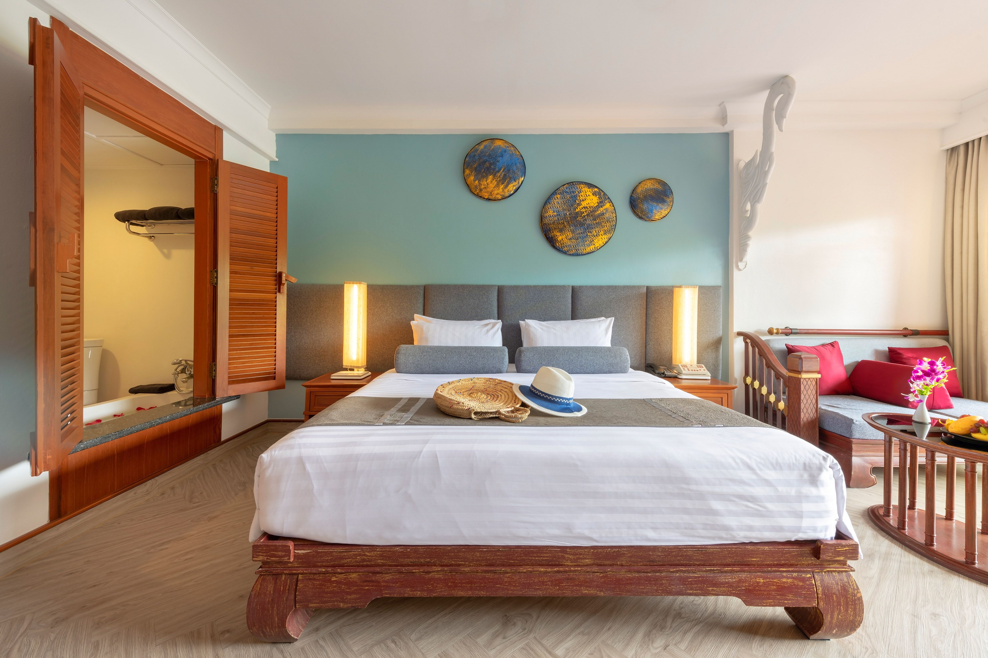 EXECUTIVE ROOM 