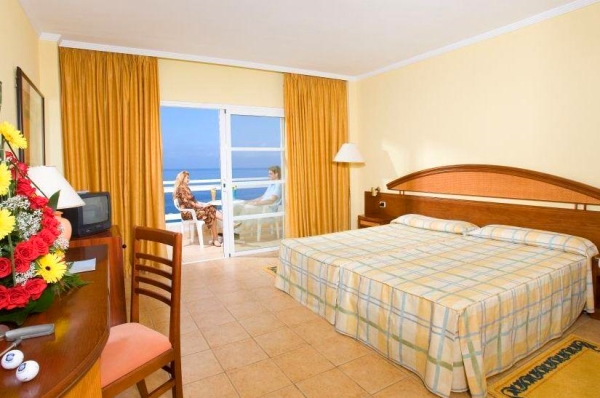Tenerife, Hotel Aguamarina Golf, camera, pat dublu, balcon, birou, tv.jpg