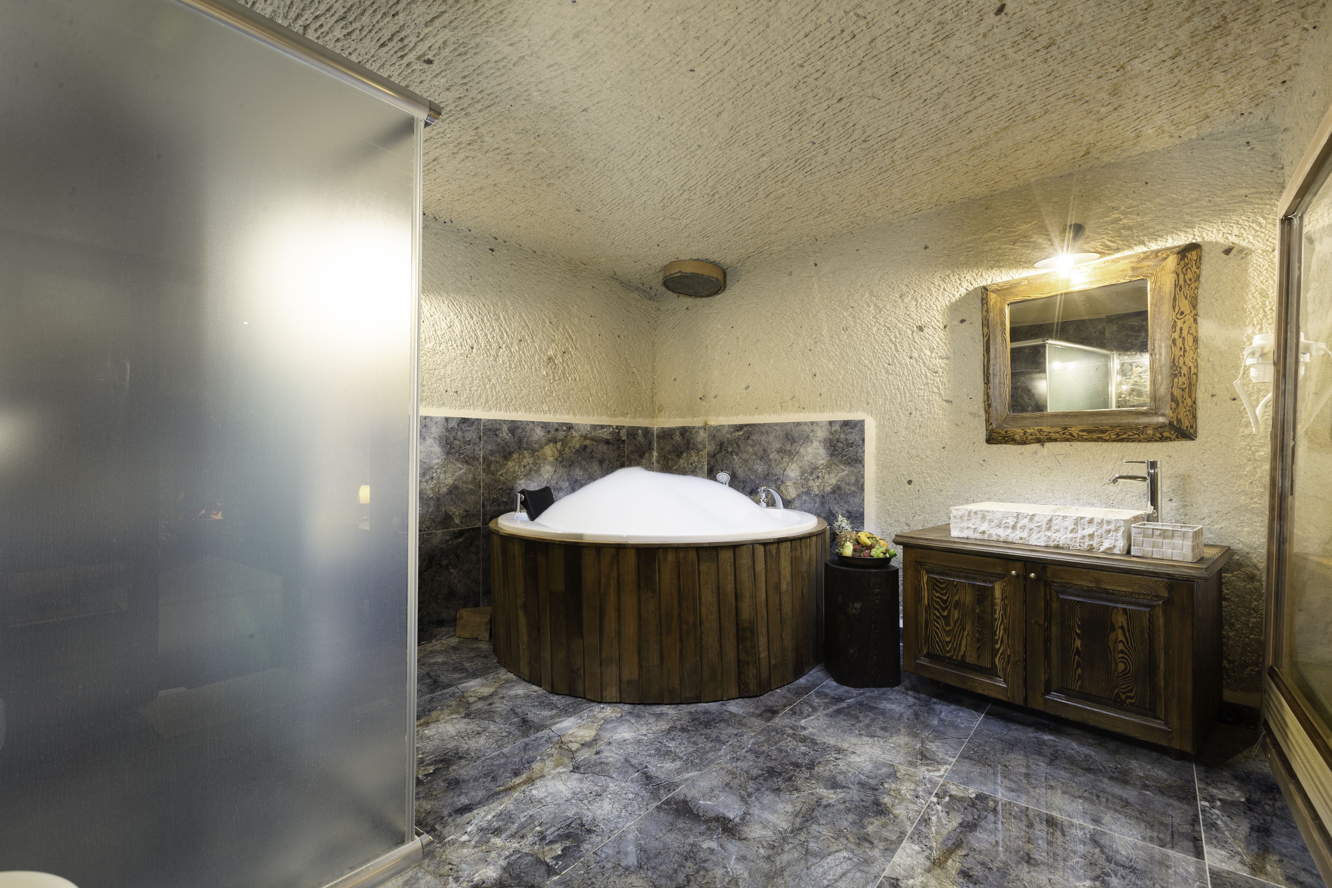 CAVE ROOM WITH JACUZZI
