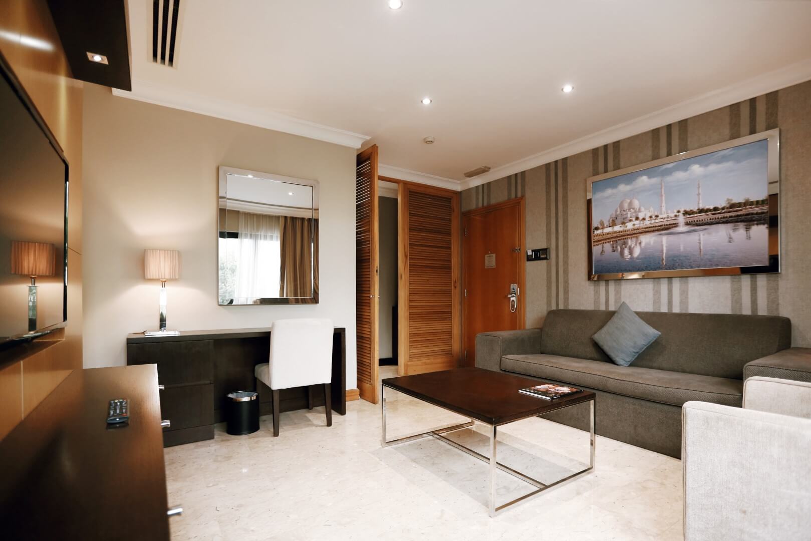 DELUXE ROOM