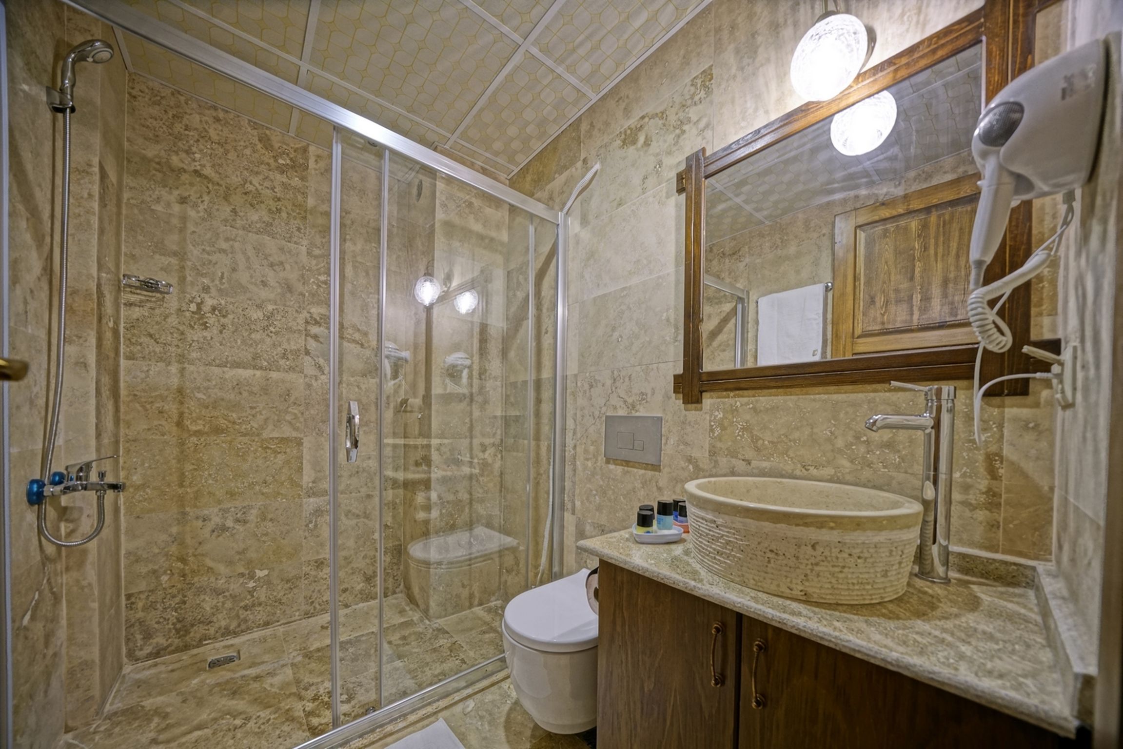 DELUXE WITH BALCONY ROOM