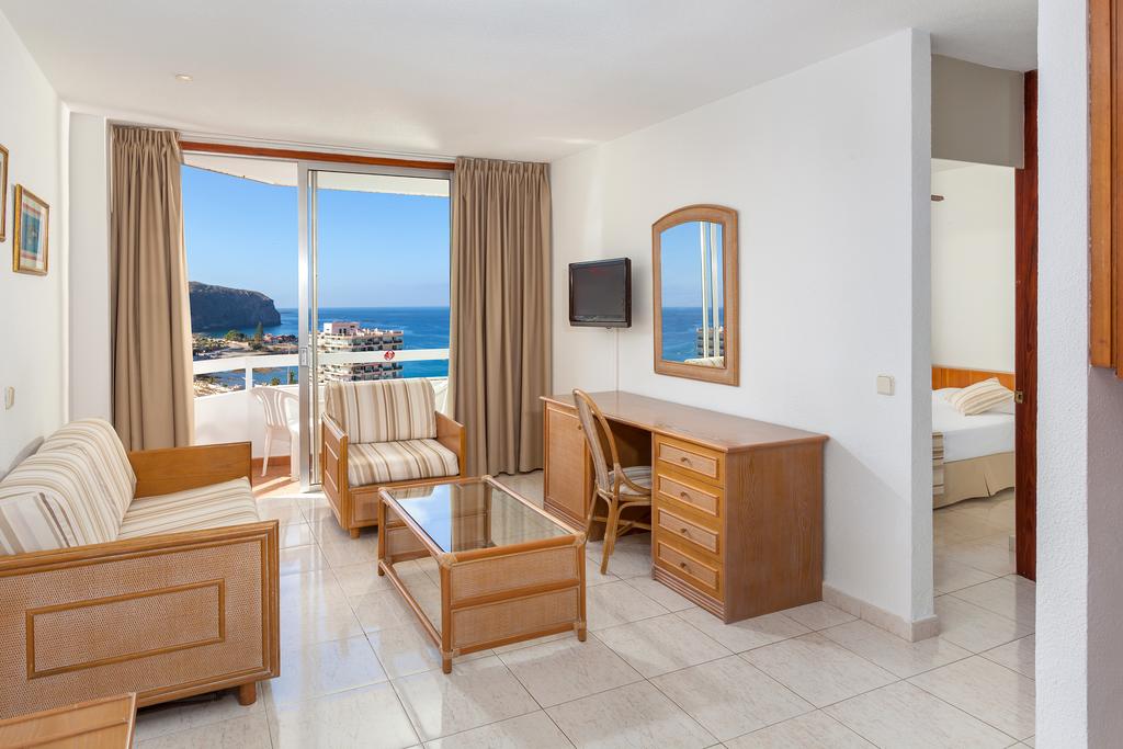 TWIN ROOM WITH LOUNGE