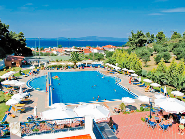 Halkidiki, Hotel Atrium, piscina exterioara, sezlonguri.jpg