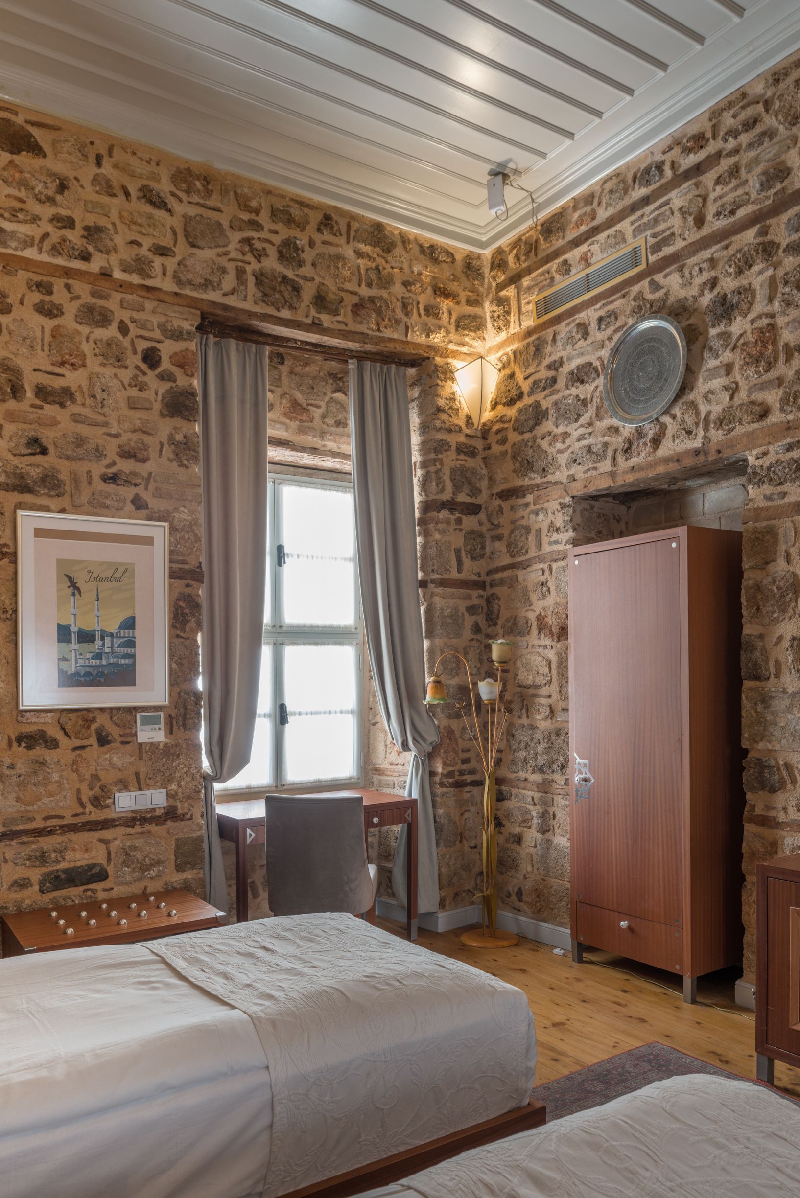 TWIN ROOM