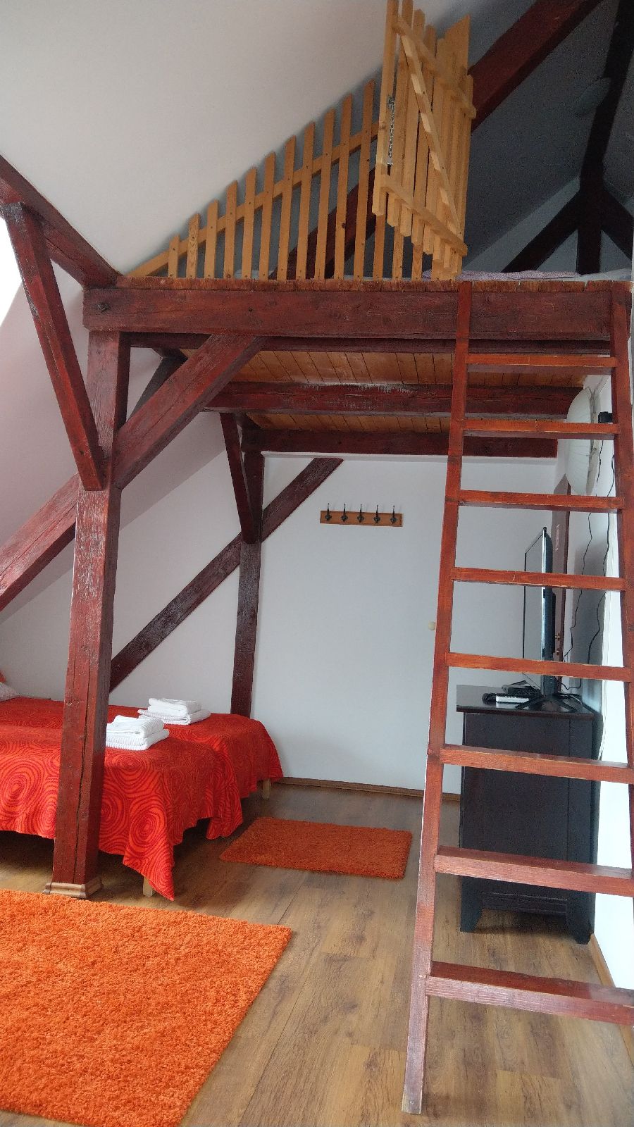 Camera cu mansardă și balcon