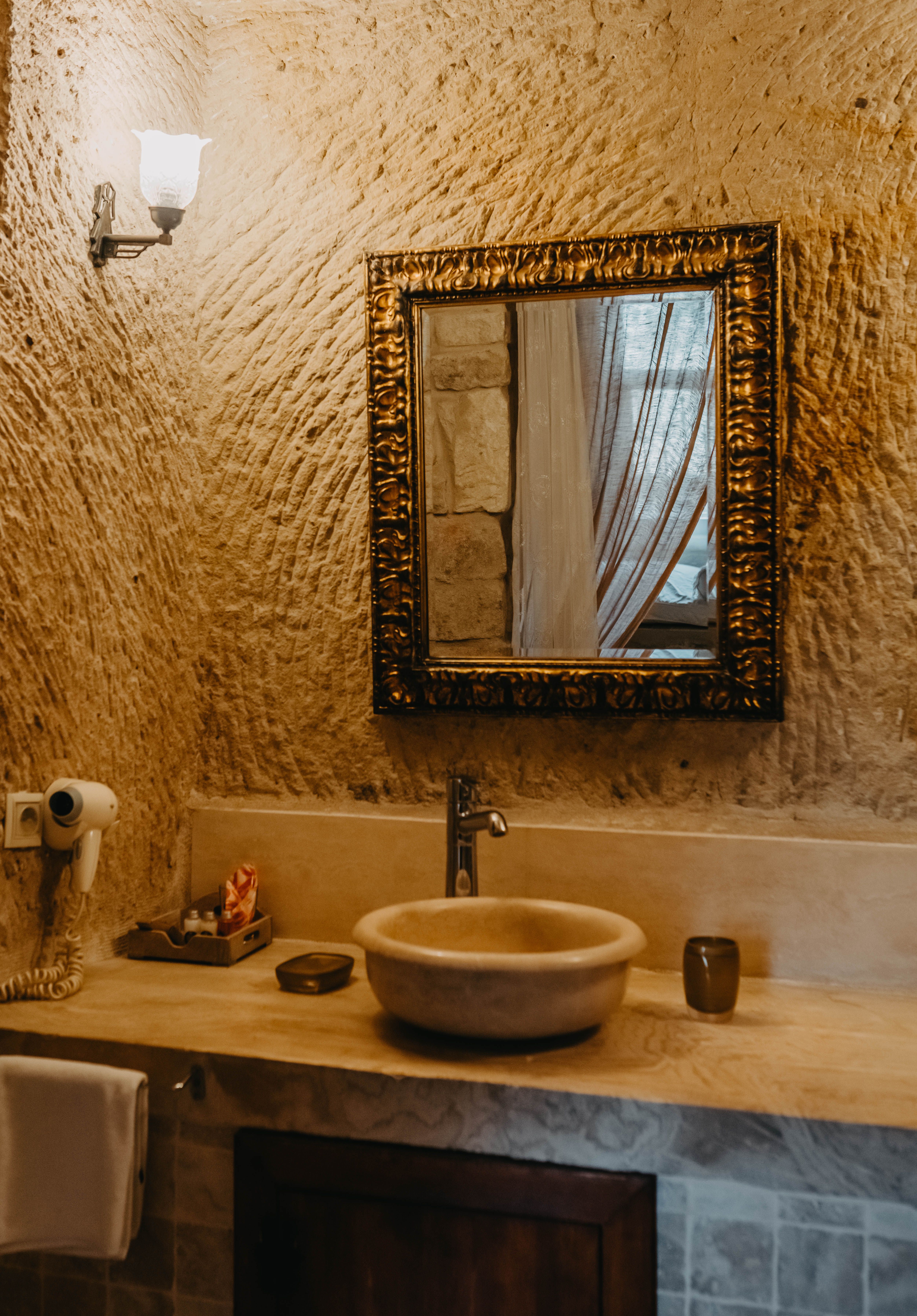 CAVE SUITE ROOM