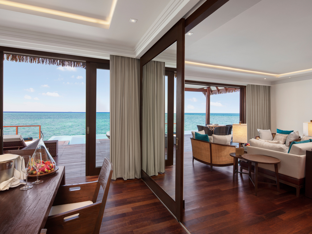 OCEAN RESIDENCE WITH INFINITY LAP POOL