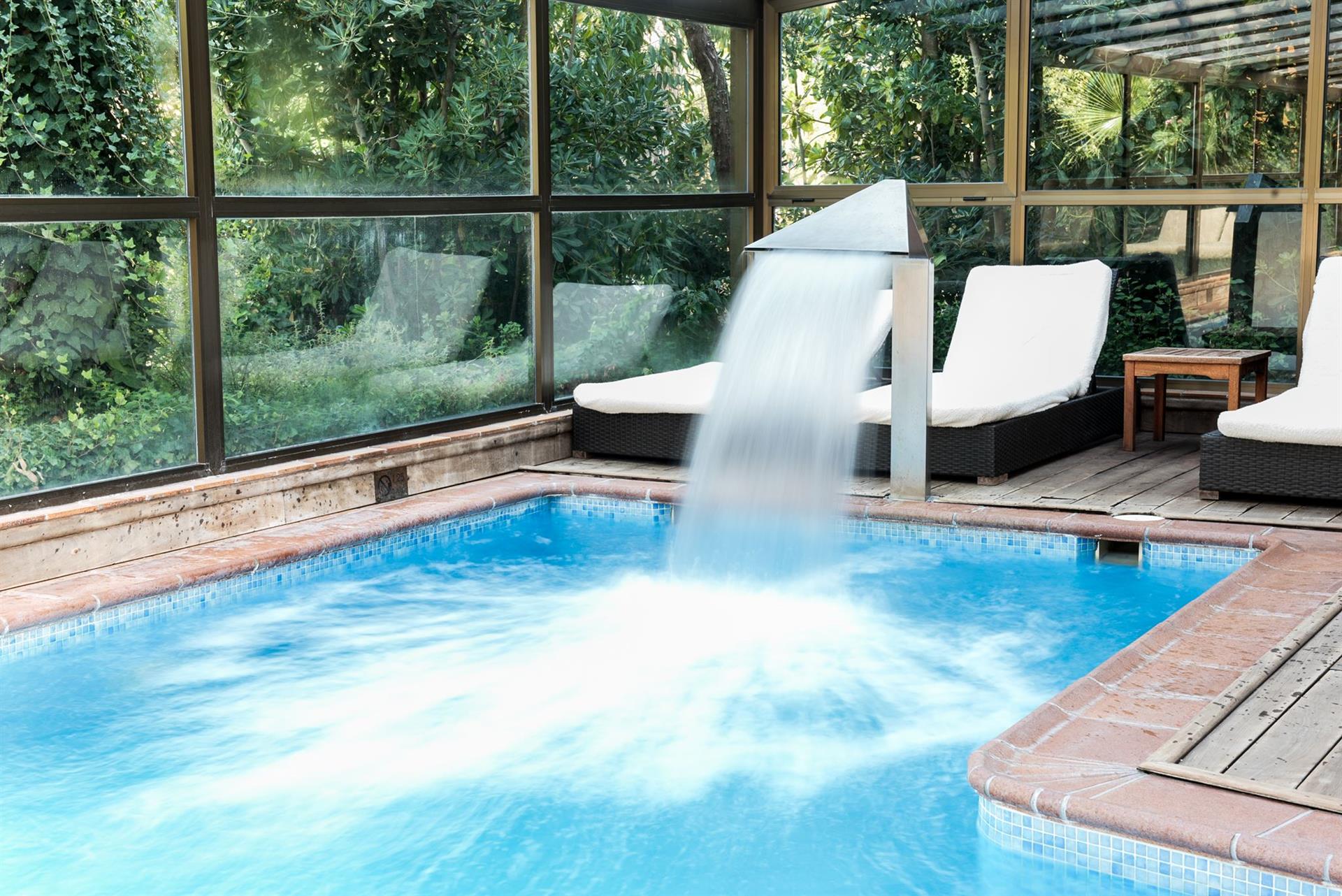 Piscină interioară