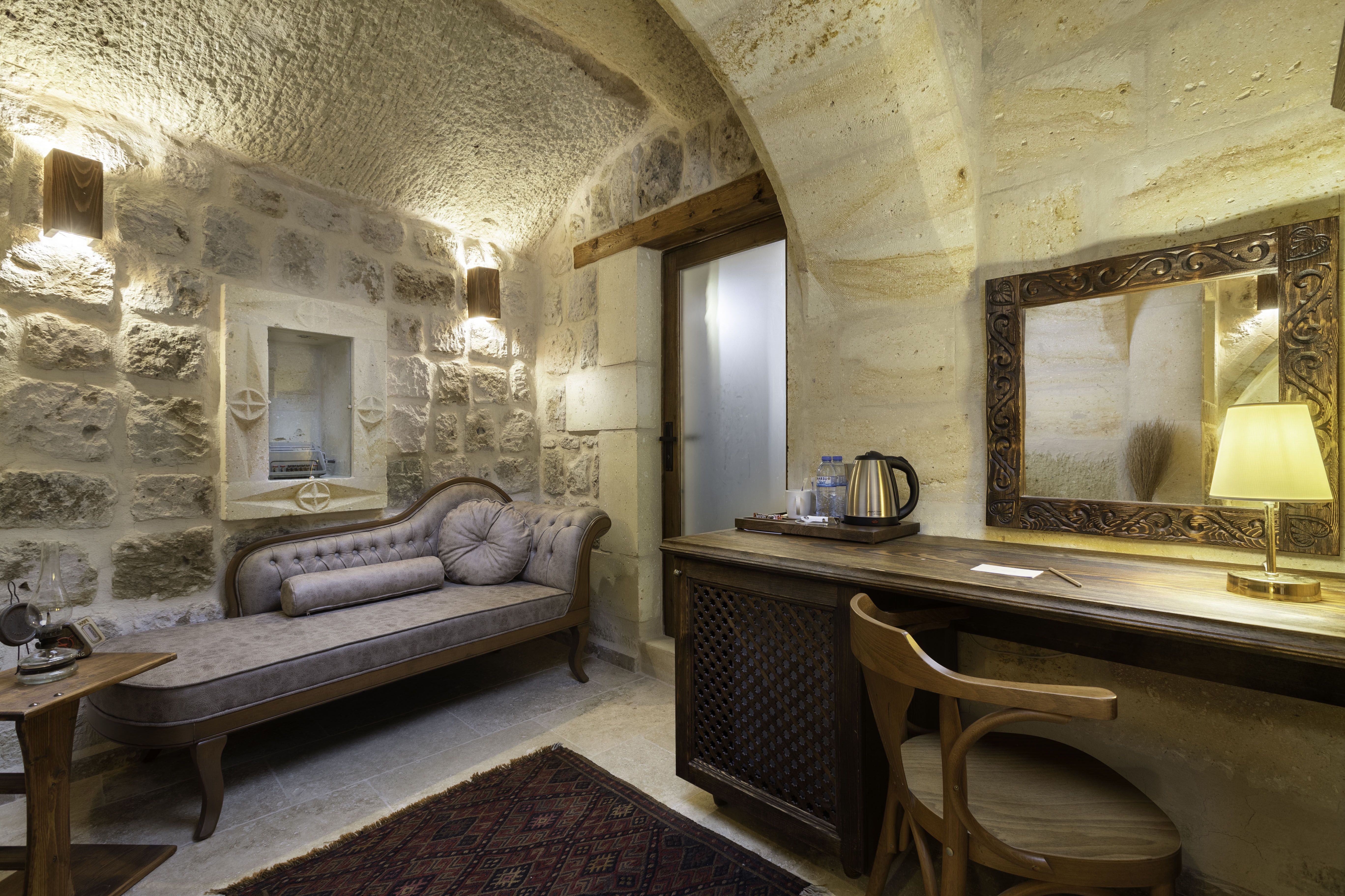CAVE ROOM WITH JACUZZI