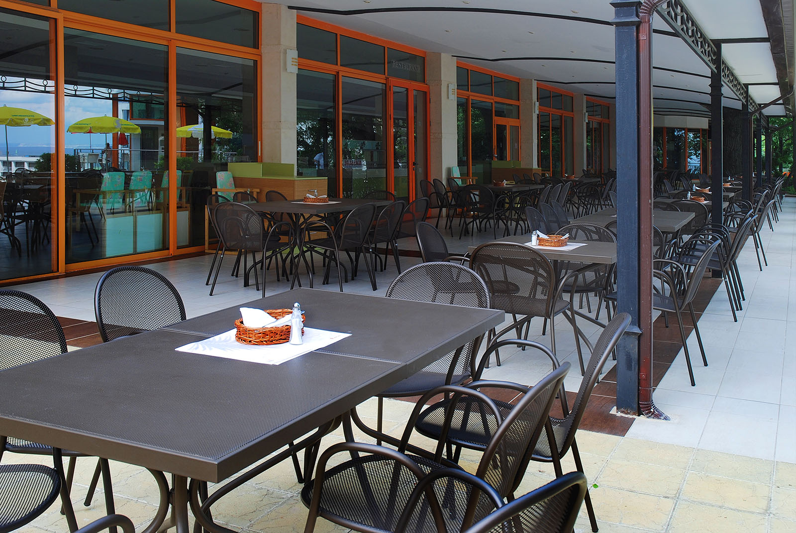 MAIN RESTAURANT