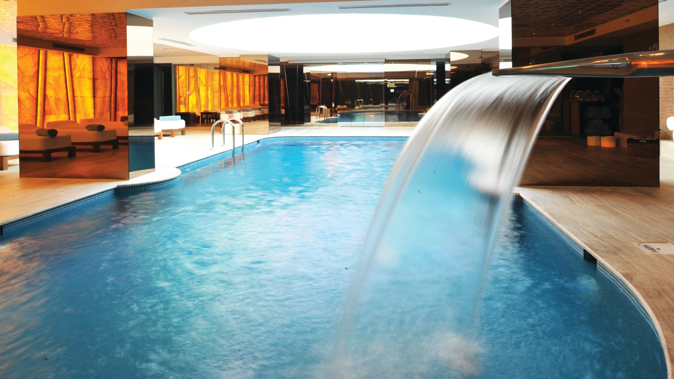 Piscină interioară