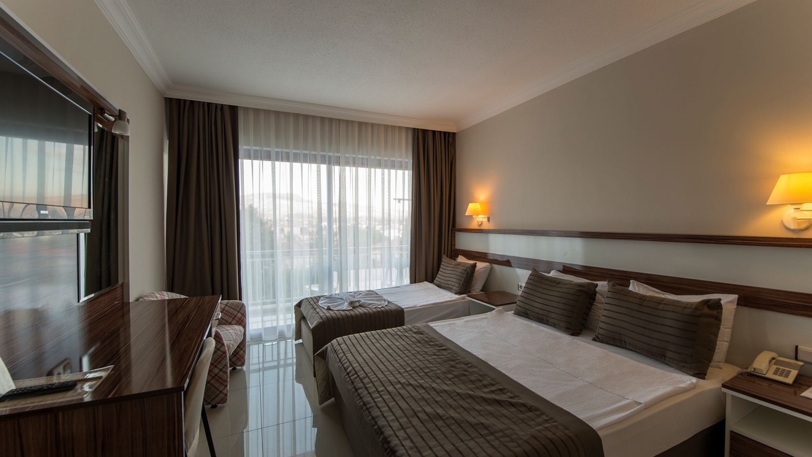 	Deluxe Kara Manzaralı ve Balkonlu Oda 