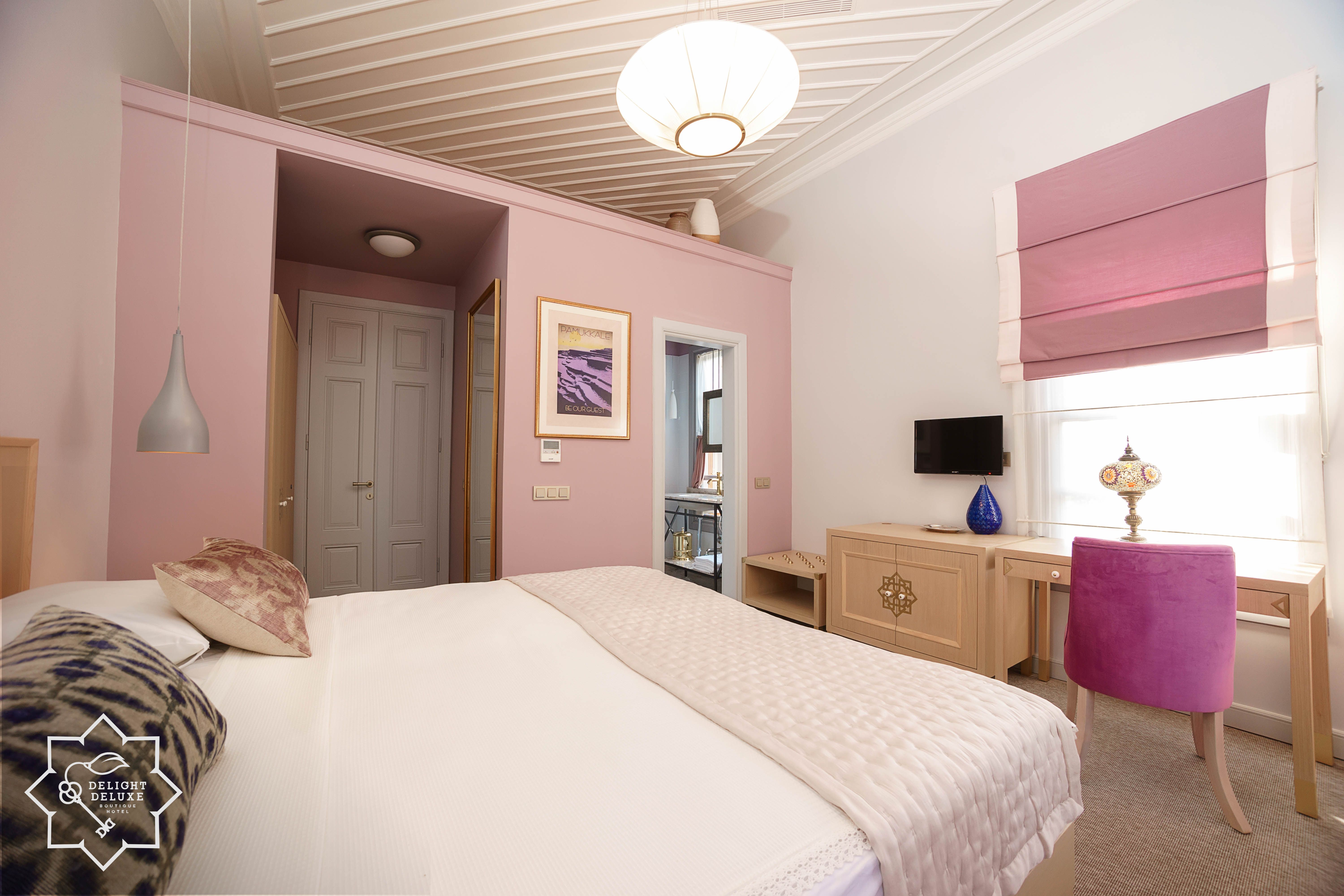 DELUXE ROOM
