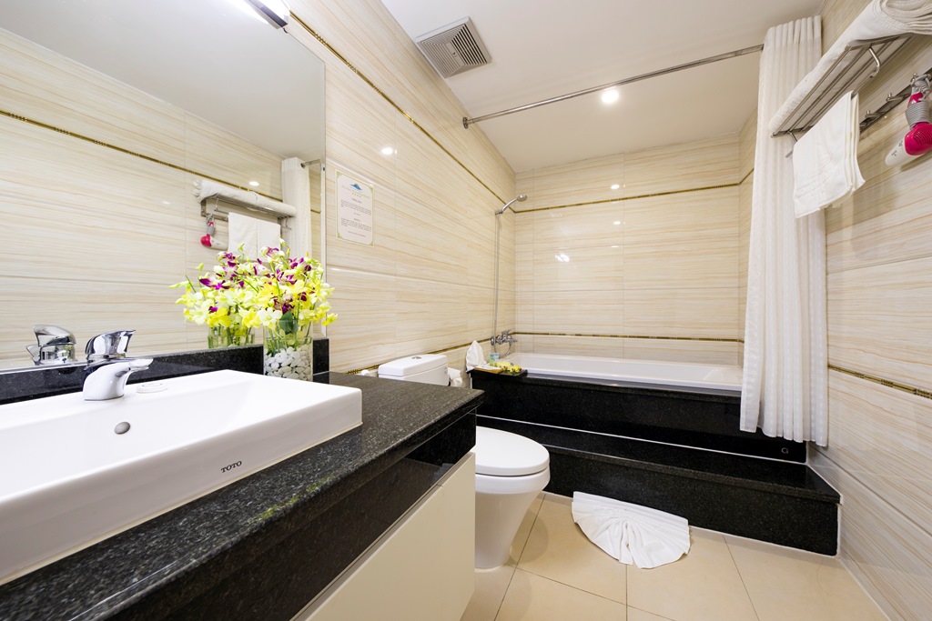 SUITE WITH WINDOW