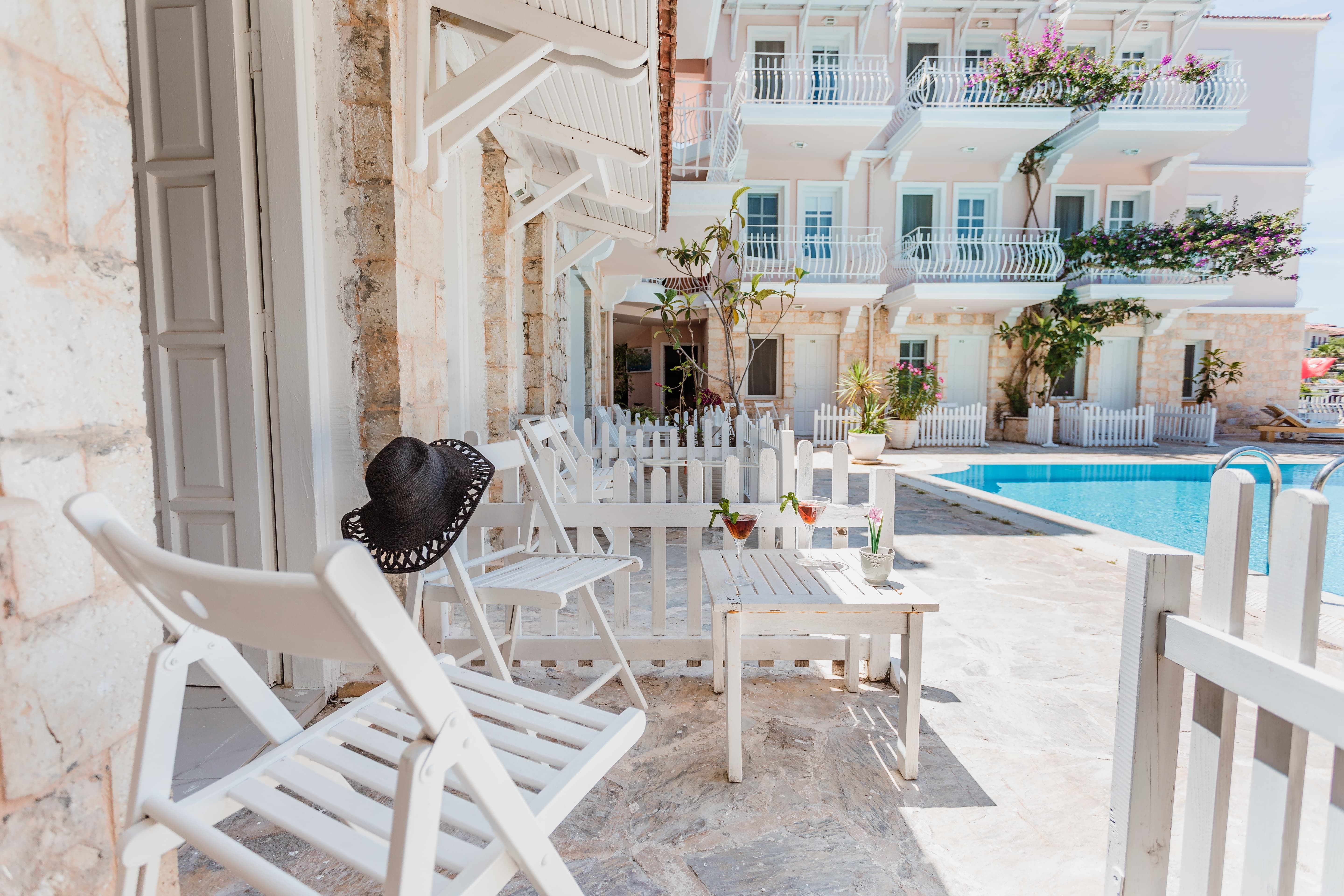 POOLSIDE ROOM WITH TERAS