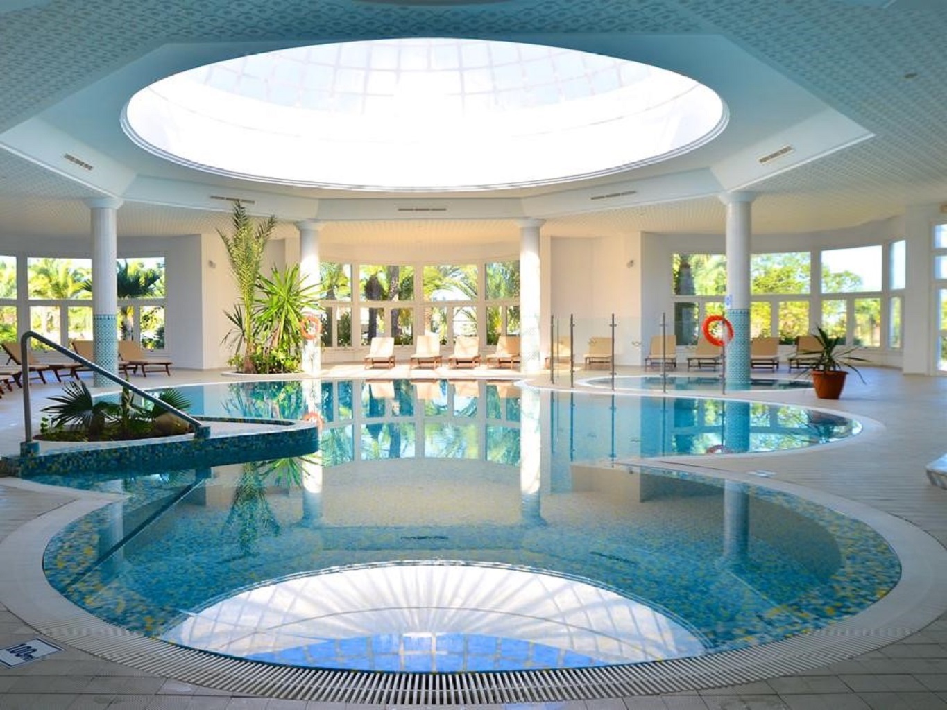 Piscină interioară