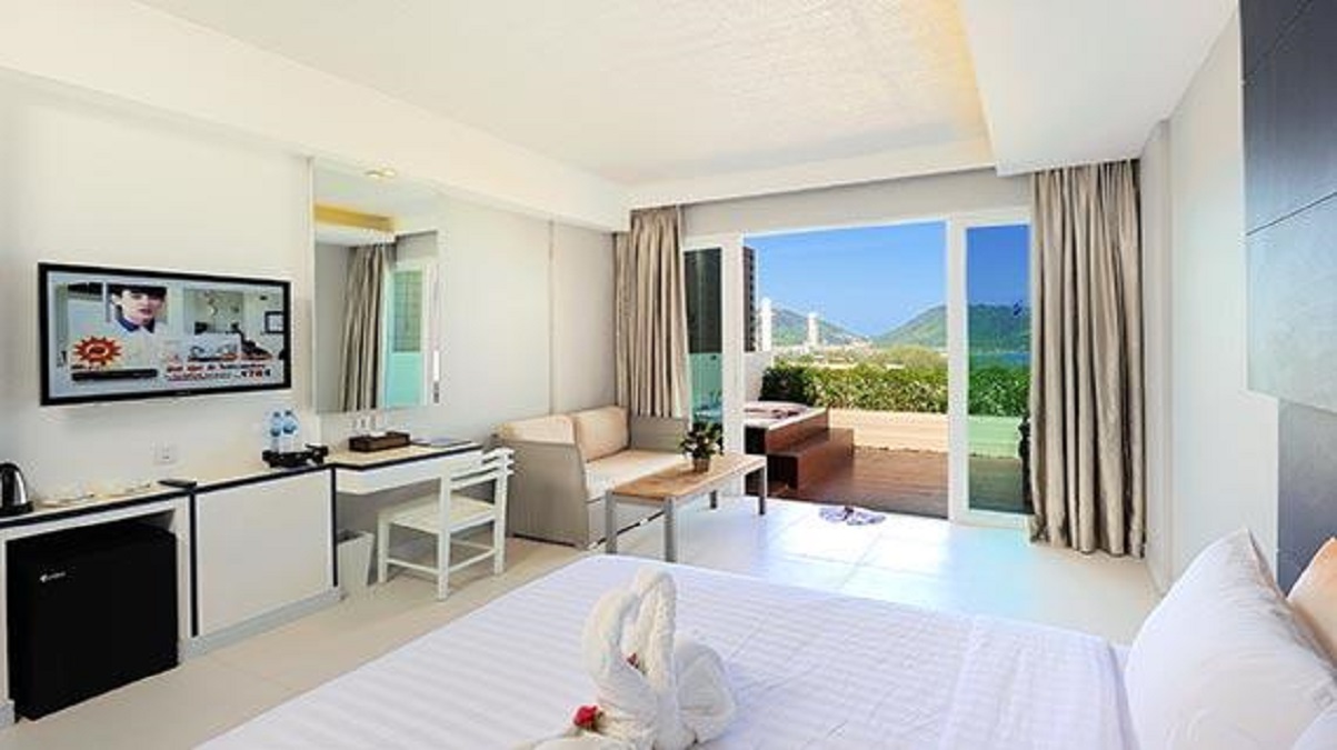 DELUXE JACUZZI ROOM