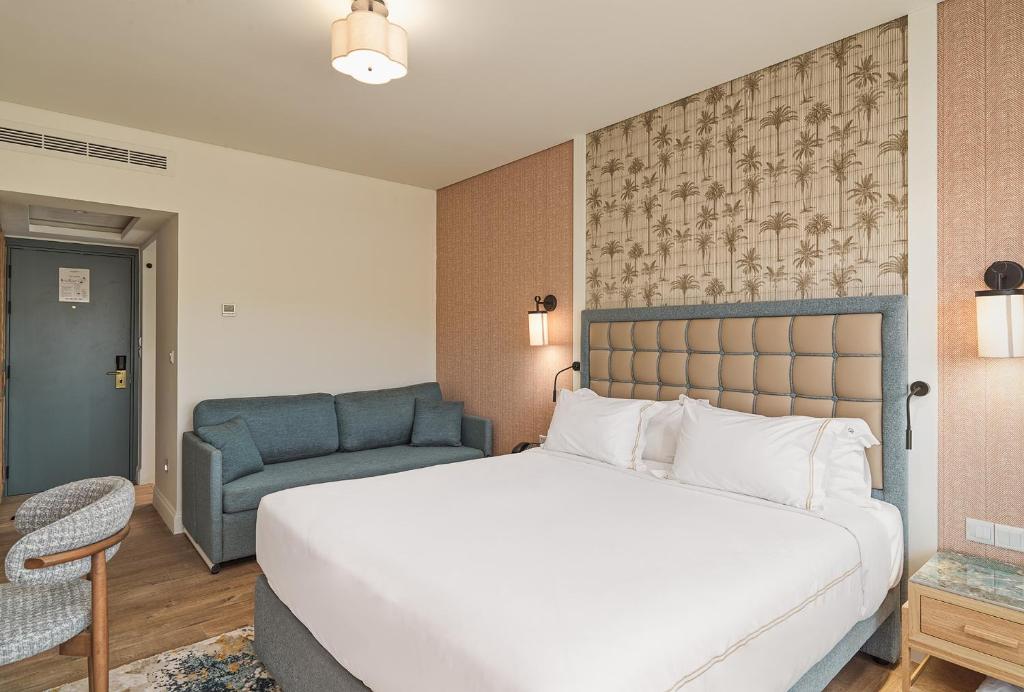 deluxe family room 