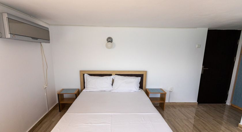 CAMERA ECONOMY 21- ETAJ 2 IN CLADIREA DIN PIATRA FARA BALCON