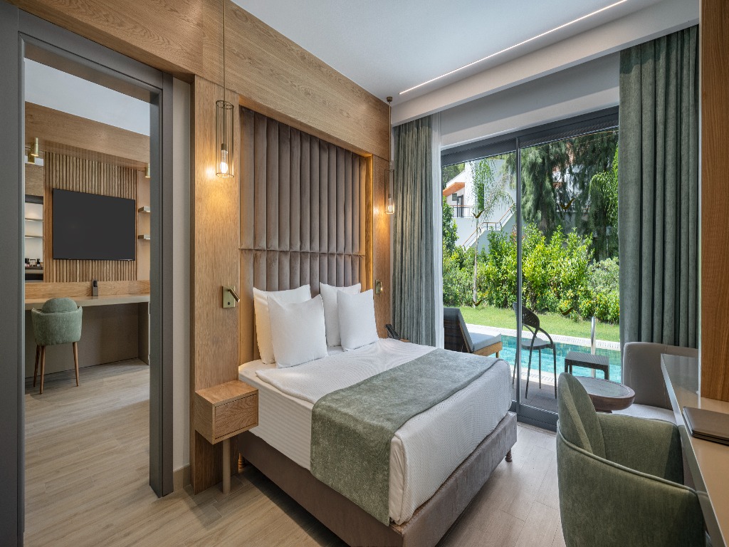 FAMILY SWIM UP ROOM