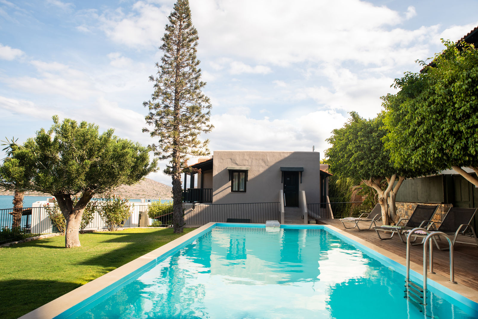Bungalow Sharing Pool Garden View