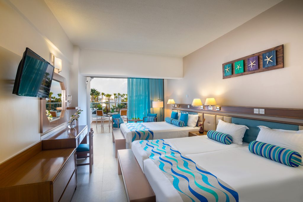 SUPERIOR FAMILYROOM (LATERALSEAVIEW, BALCONY)