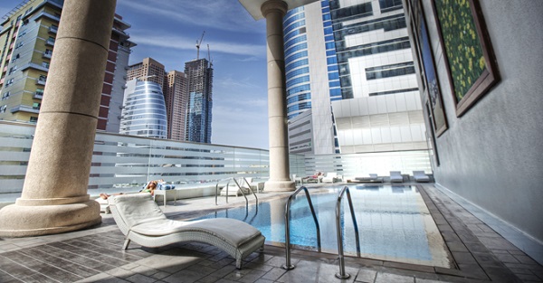 Dubai Hotel Byblos Tecom, exterior, piscina-terasa.jpg