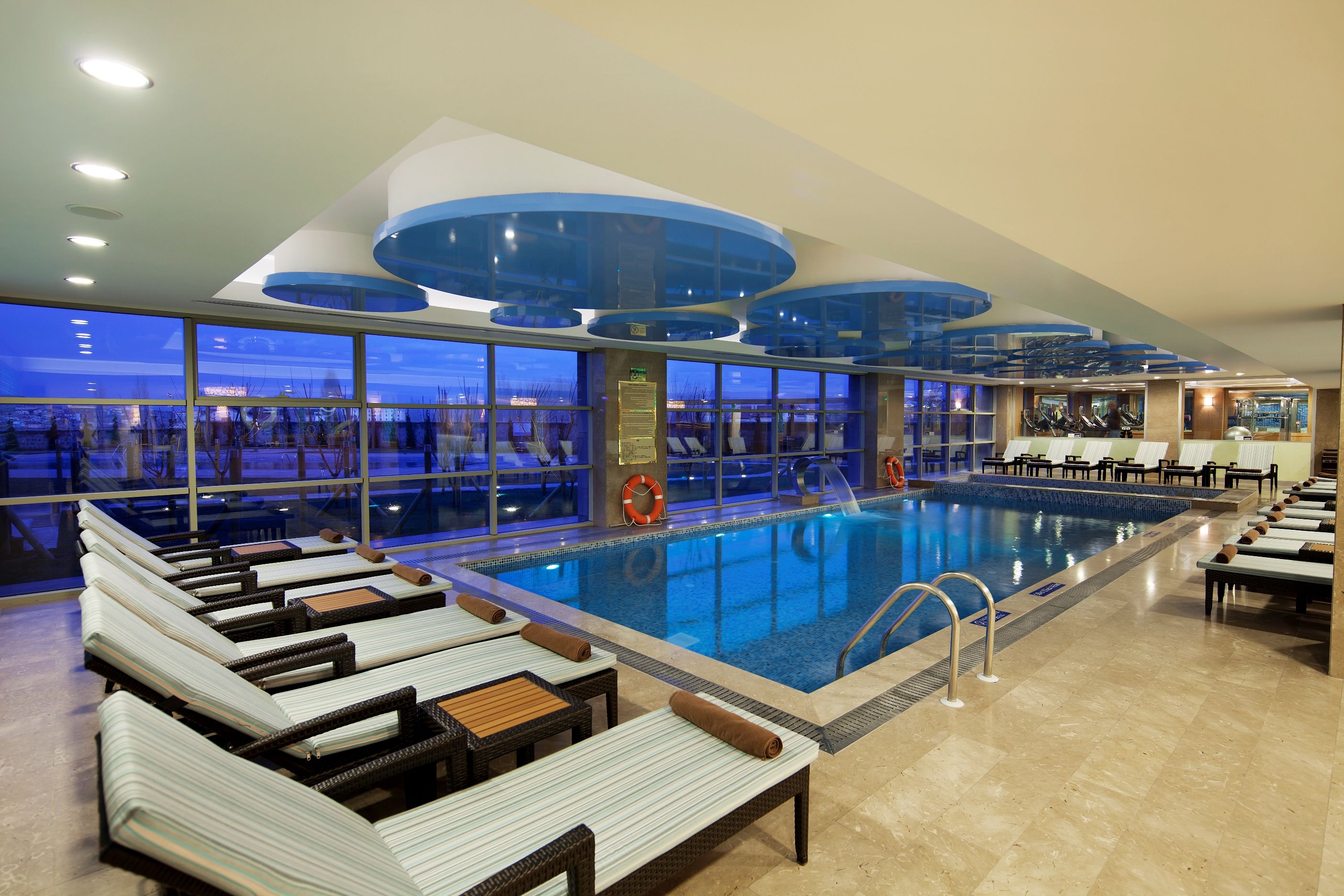 Piscină interioară